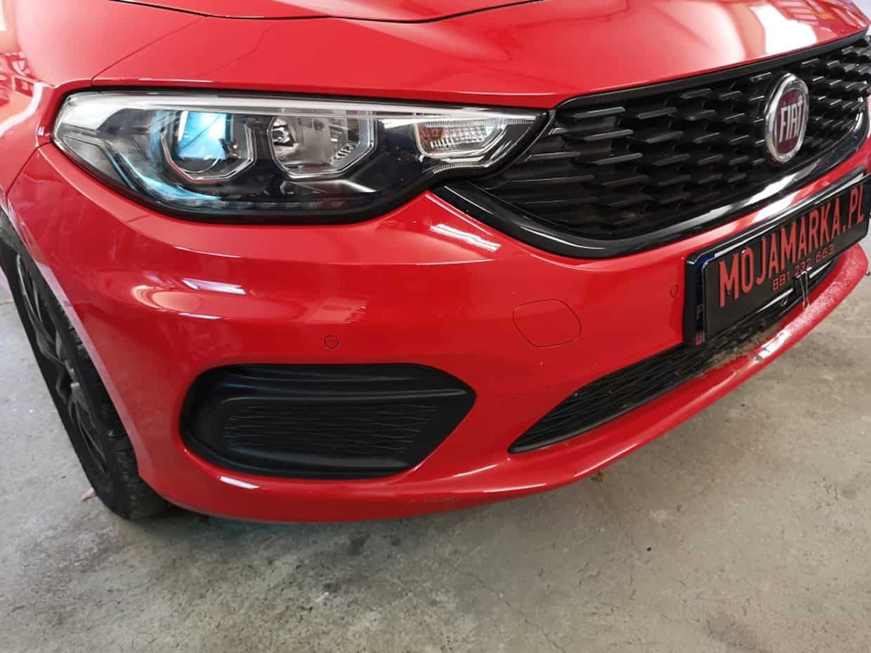 Fiat Tipo 2018 z zamontowanymi z przodu czujnikami parkowania