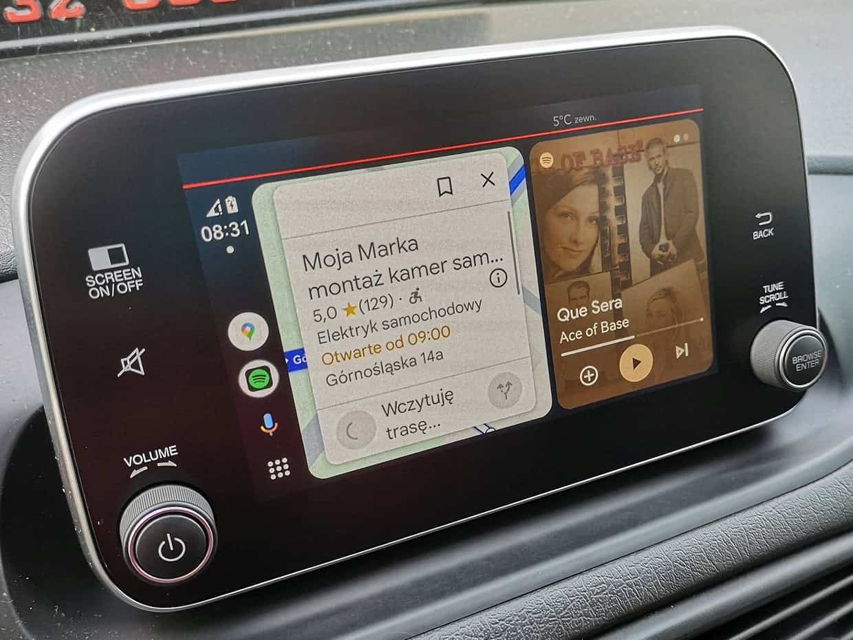 Fiat Tipo 2020 panel - dostęp do muzyki i map z poziomu ekranu