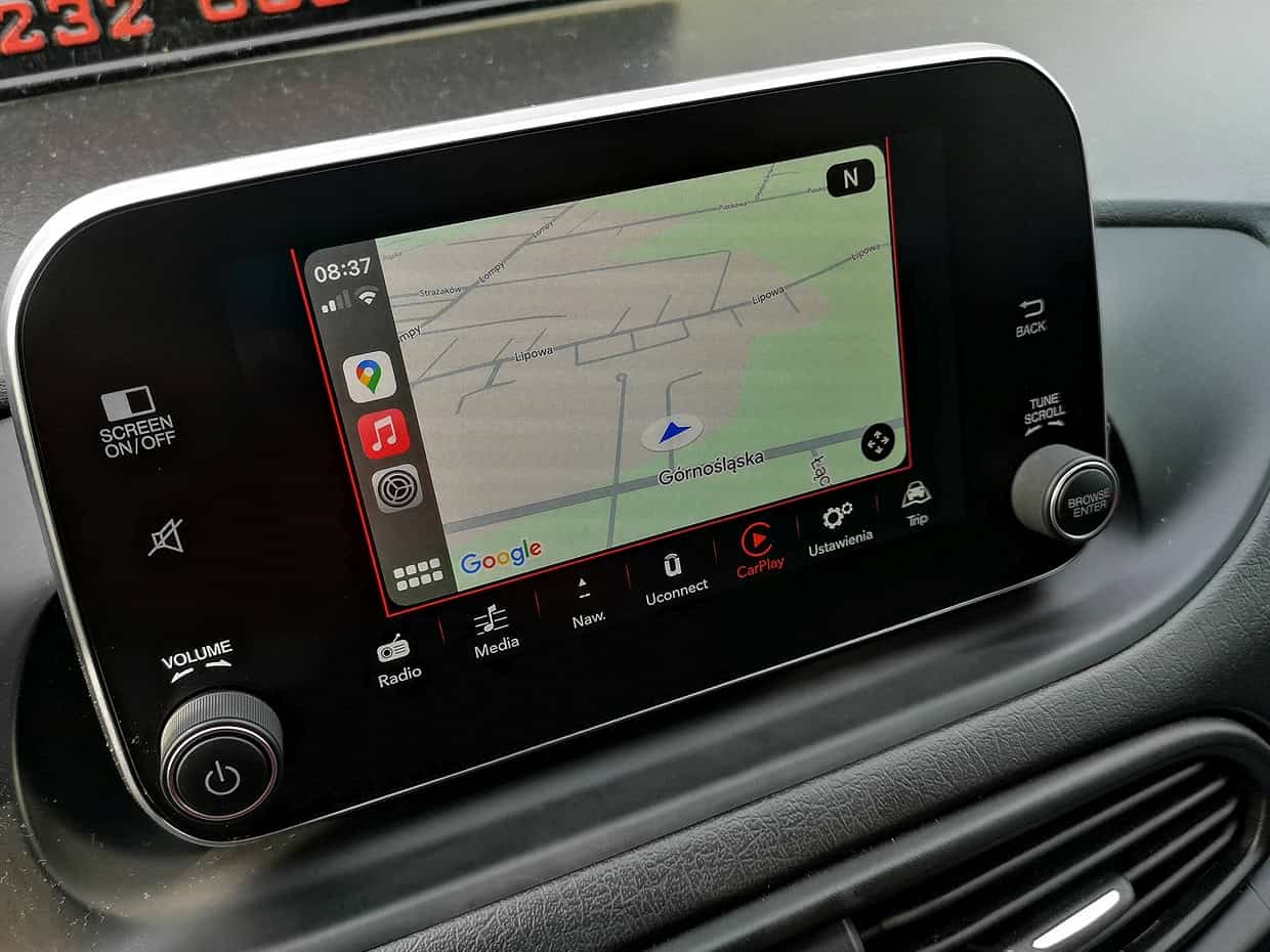 Fiat Tipo 2020 panel - mapa Google widoczna bezpośrednio na ekranie