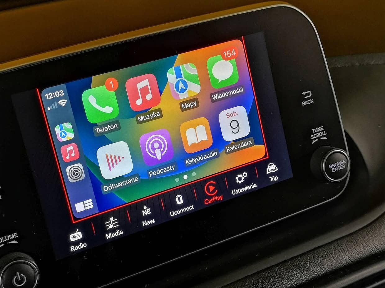 Fiat Tipo 2020 panel - dostęp do muzyki, komunikatorów i kontaktów z poziomu systemu