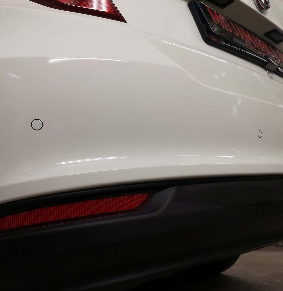 czujniki parkowania zamontowane w tylnym zderzaku samochodu