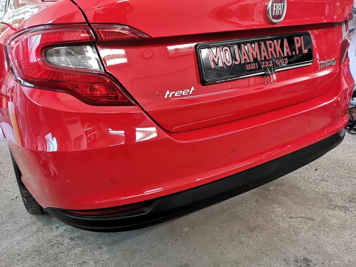 Fiat Tipo 2018 z zamontowanymi z tyłu czujnikami parkowania