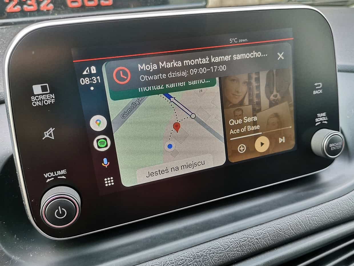 Fiat Tipo 2020 panel - widok mapy i aplikacji muzycznej
