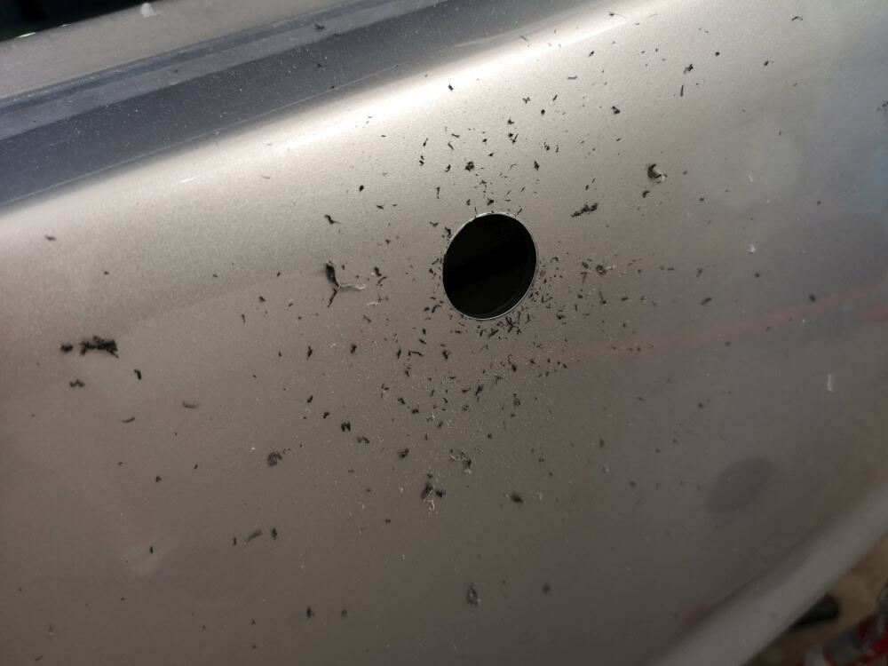 Otwór w zderzaku