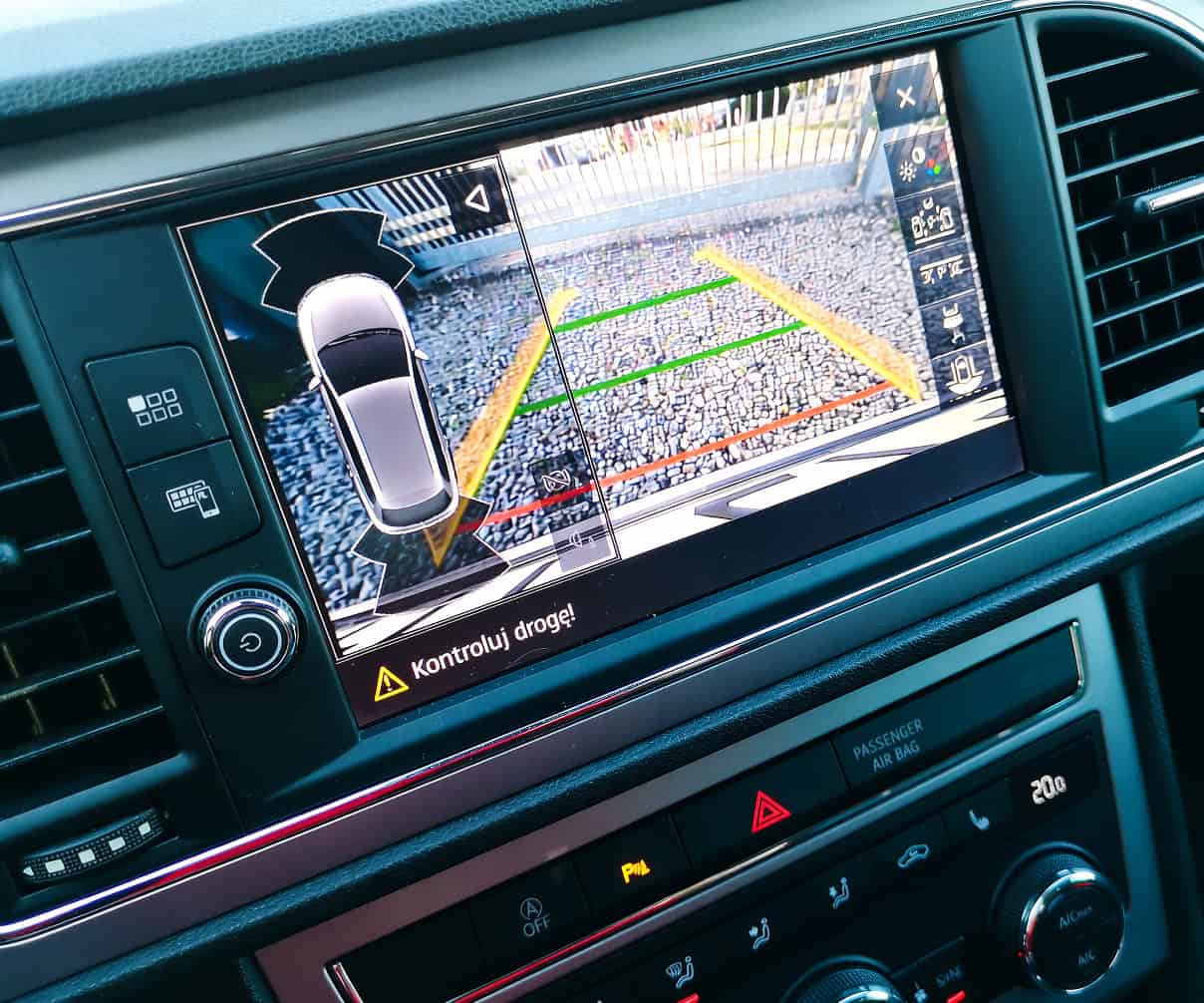 kamera-cofania-obraz-na-ekranie-parkowanie