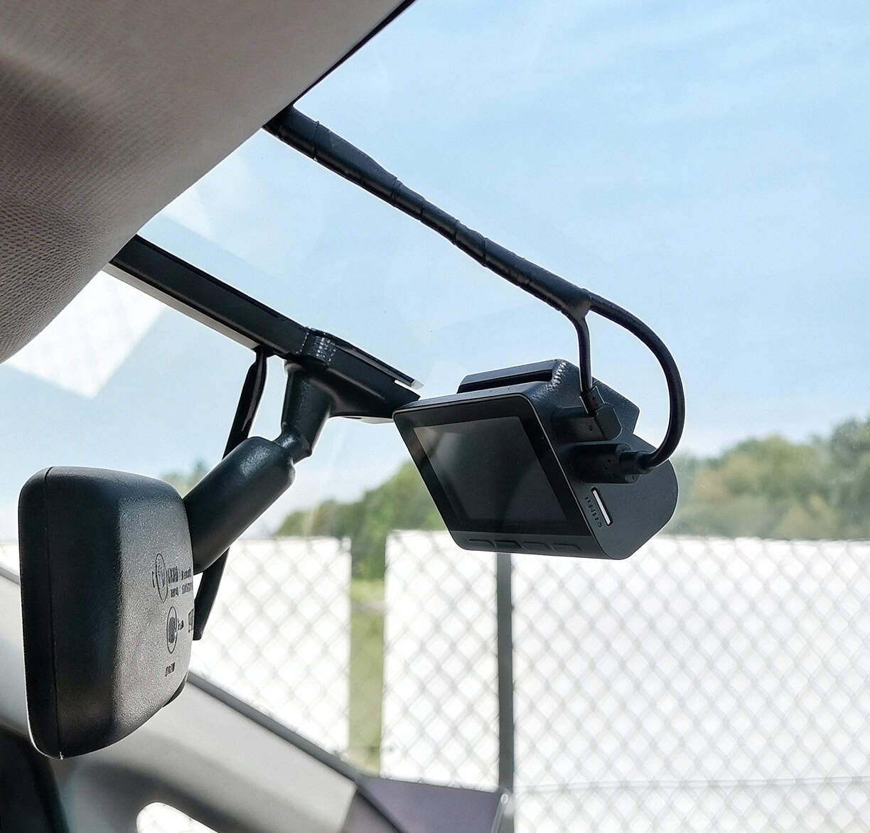 kamera samochodowa wideorejestrator zamontowany przy lusterku