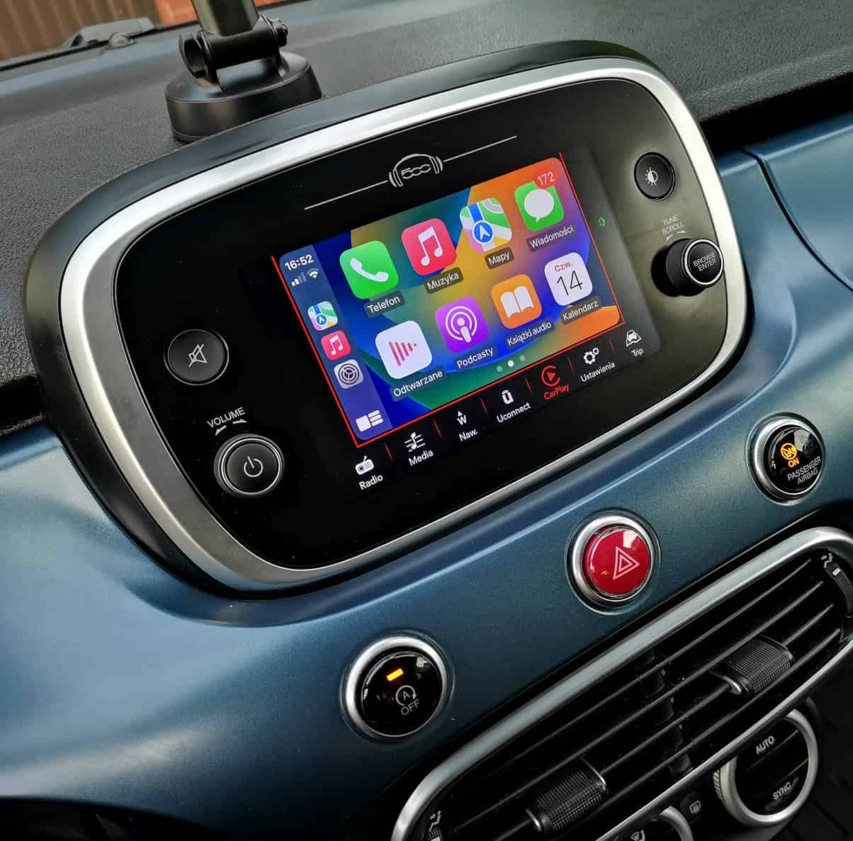 stacja multimedialna w samochodzie radio i nawigacja na ekranie